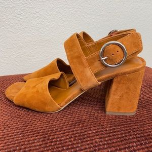 Via Spiga Evelyne Suede Block Heel Sandal NWOT 7